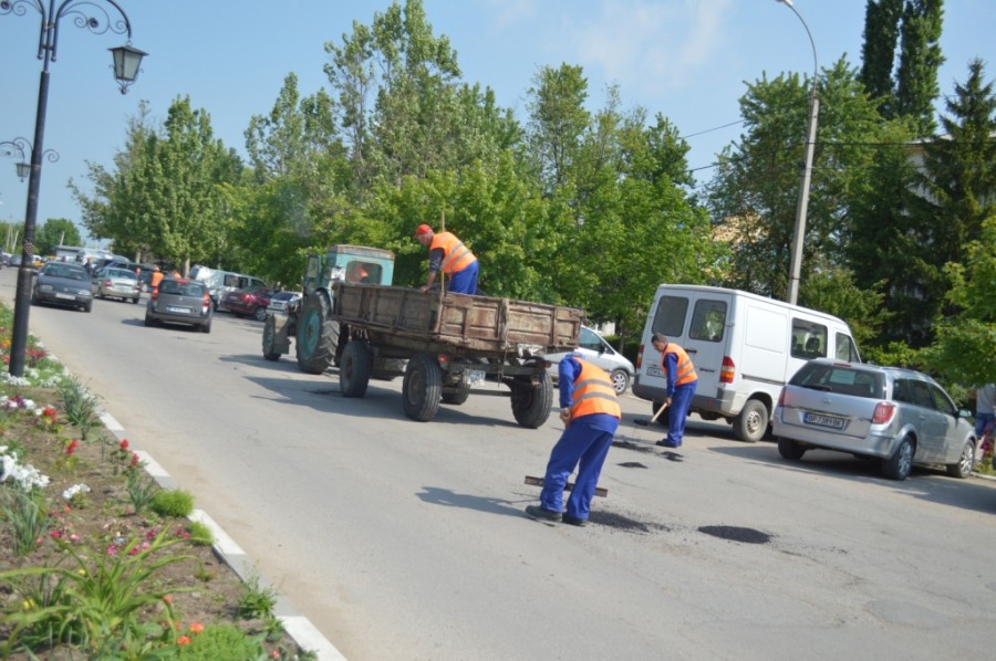 Primăvara aduce primele lucrări de întreţinere a drumurilor locale din Cimișlia